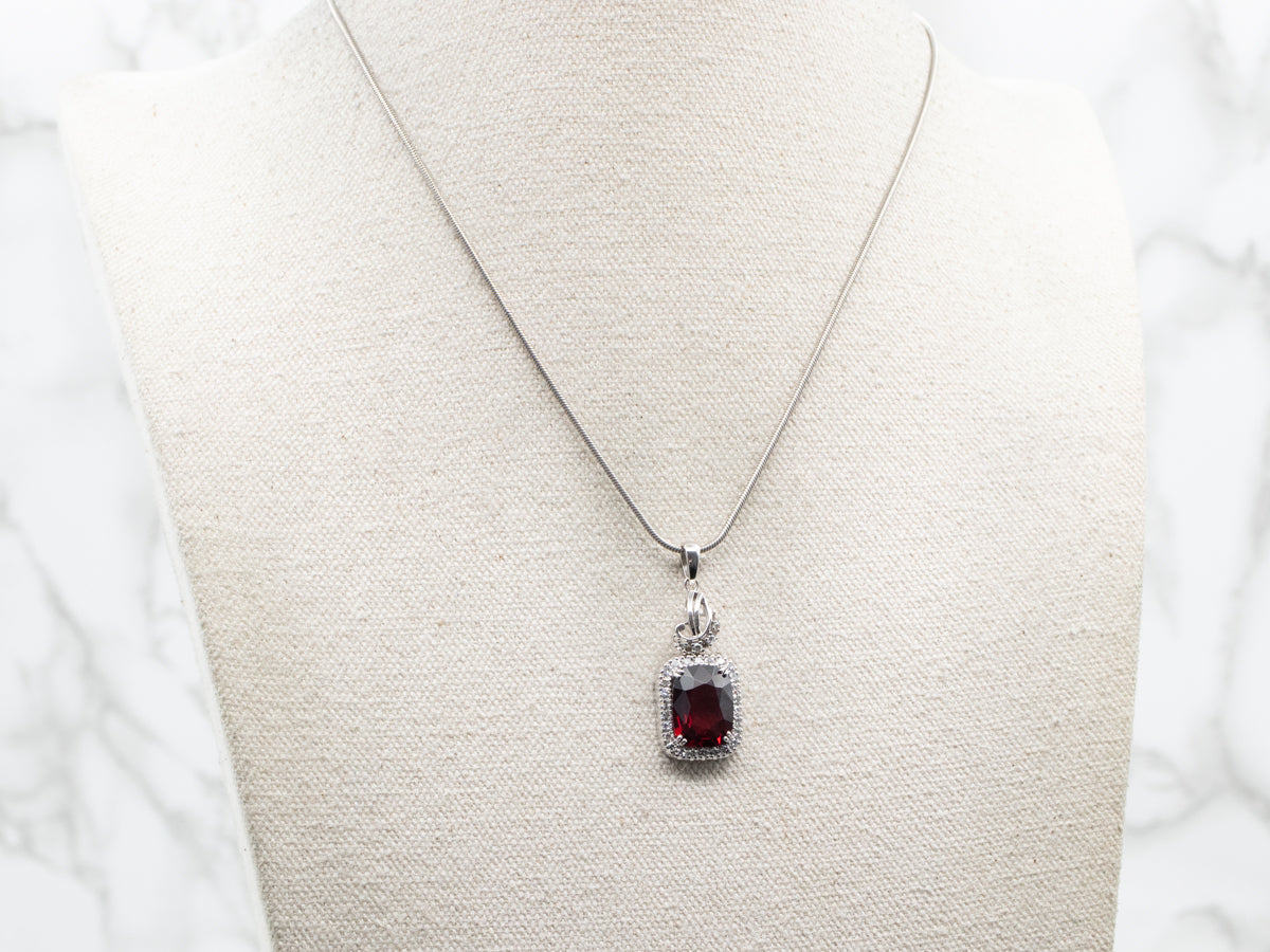 Colgante de Granate Piropo de Oro Blanco con Halo de Diamantes
