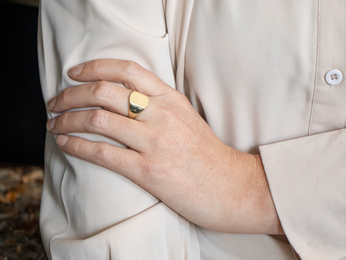 Vintage Green Gold Signet Ring with Floral Details