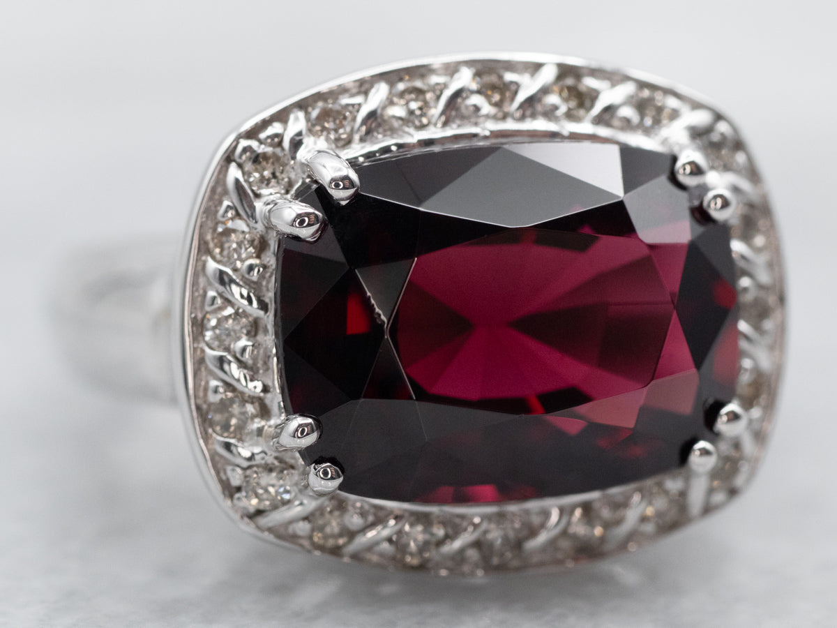 Anillo con halo de diamantes y granate piropo atrevido