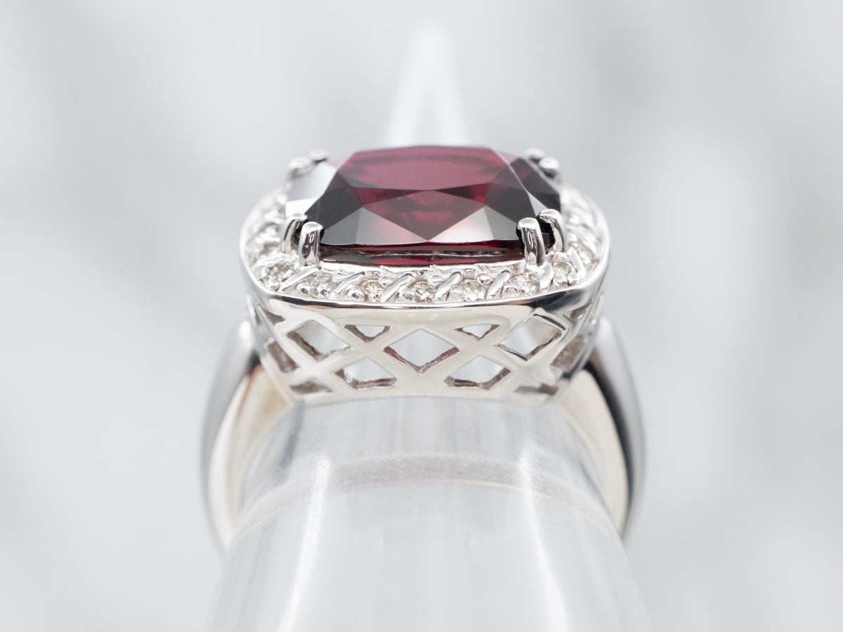 Anillo con halo de diamantes y granate piropo atrevido