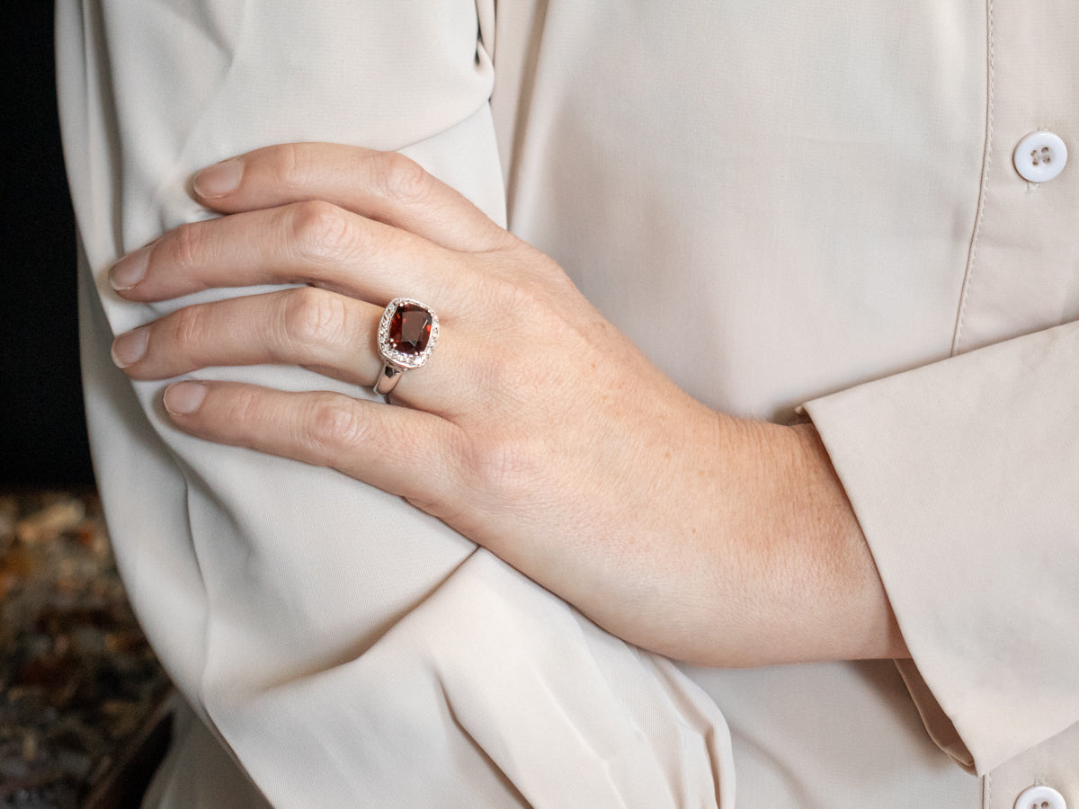 Anillo con halo de diamantes y granate piropo atrevido