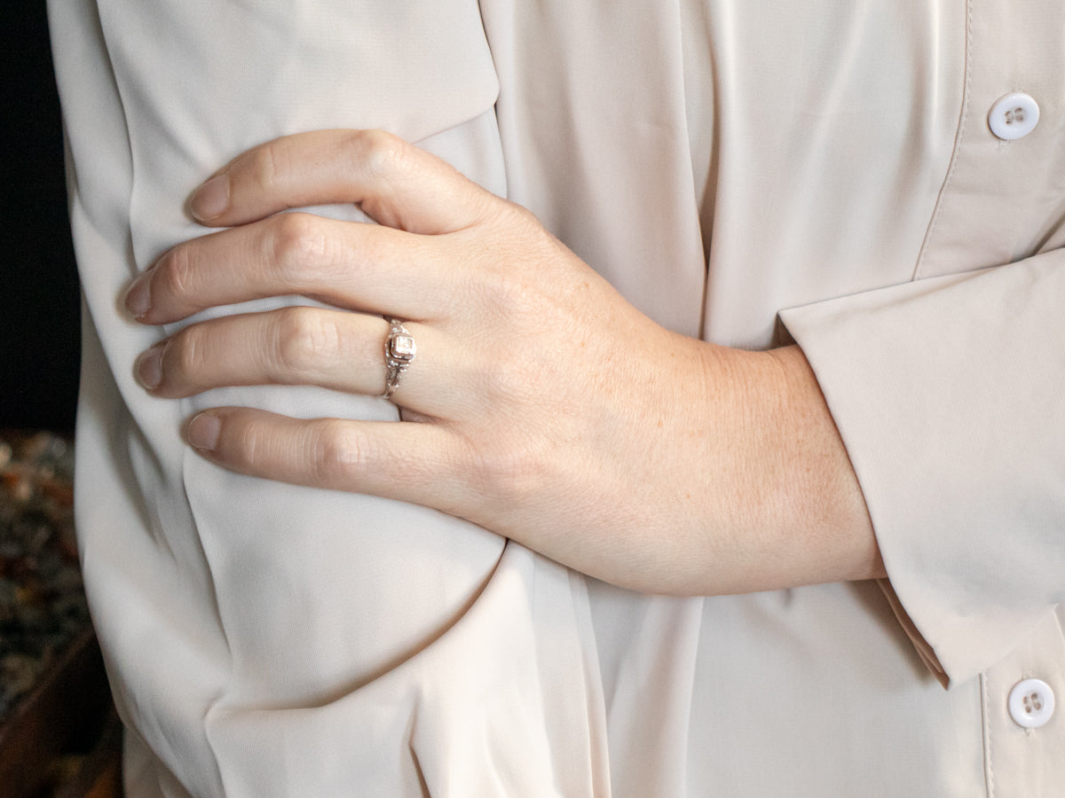 Anillo de compromiso de diamantes de talla princesa de estilo Art Déco tardío