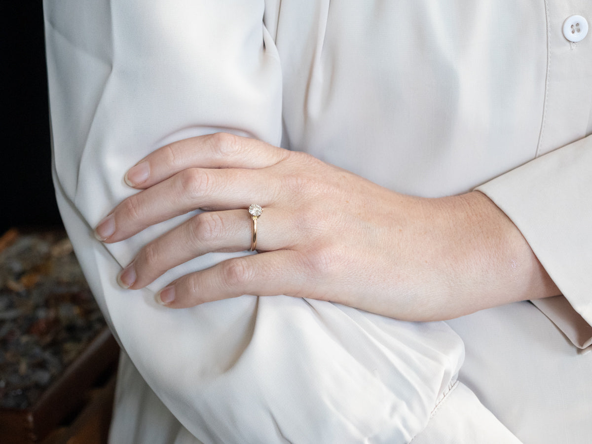 Anillo de compromiso con solitario de diamantes en dos tonos