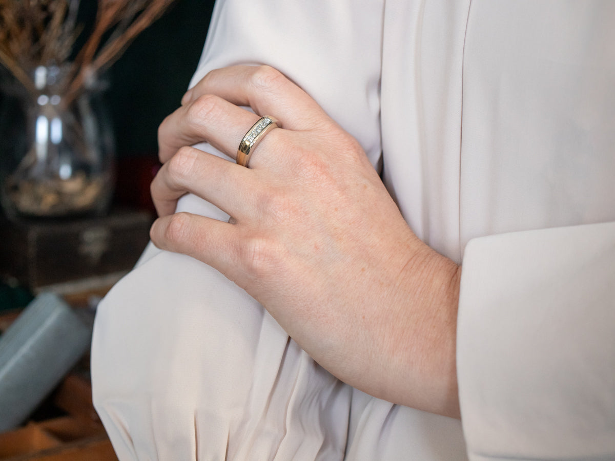 Alianza de boda con diamantes en oro de dos tonos para hombre
