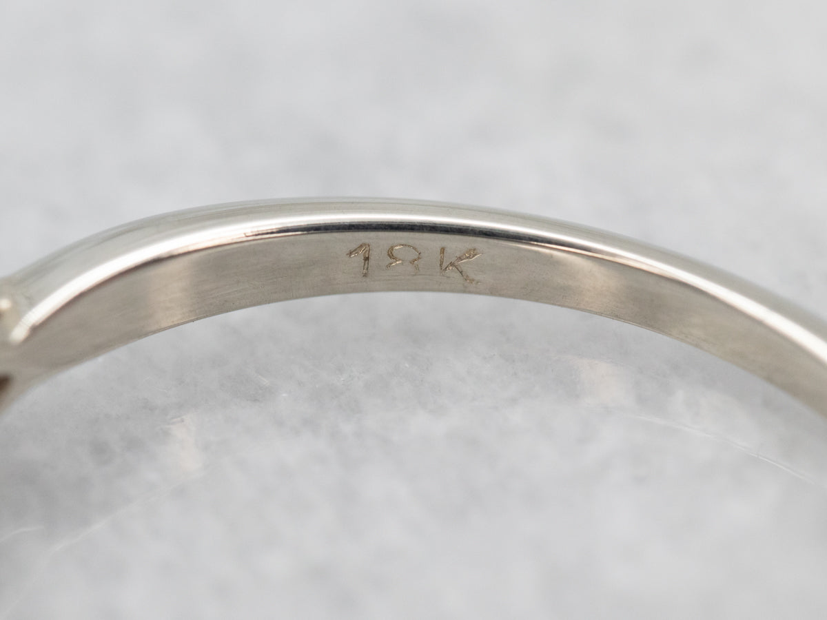 Anillo de compromiso de diamantes vintage con detalles de diamantes