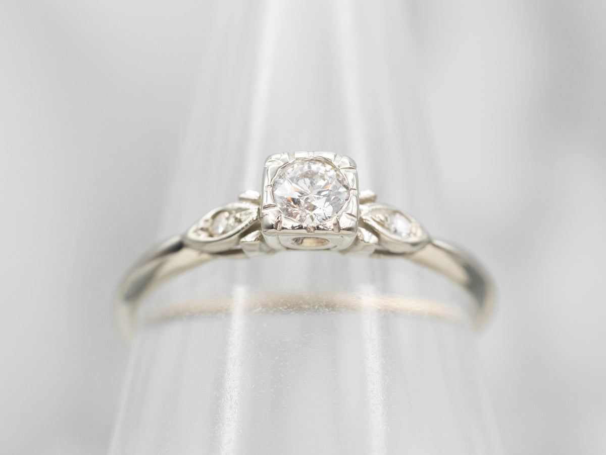 Anillo de compromiso de diamantes vintage con detalles de diamantes