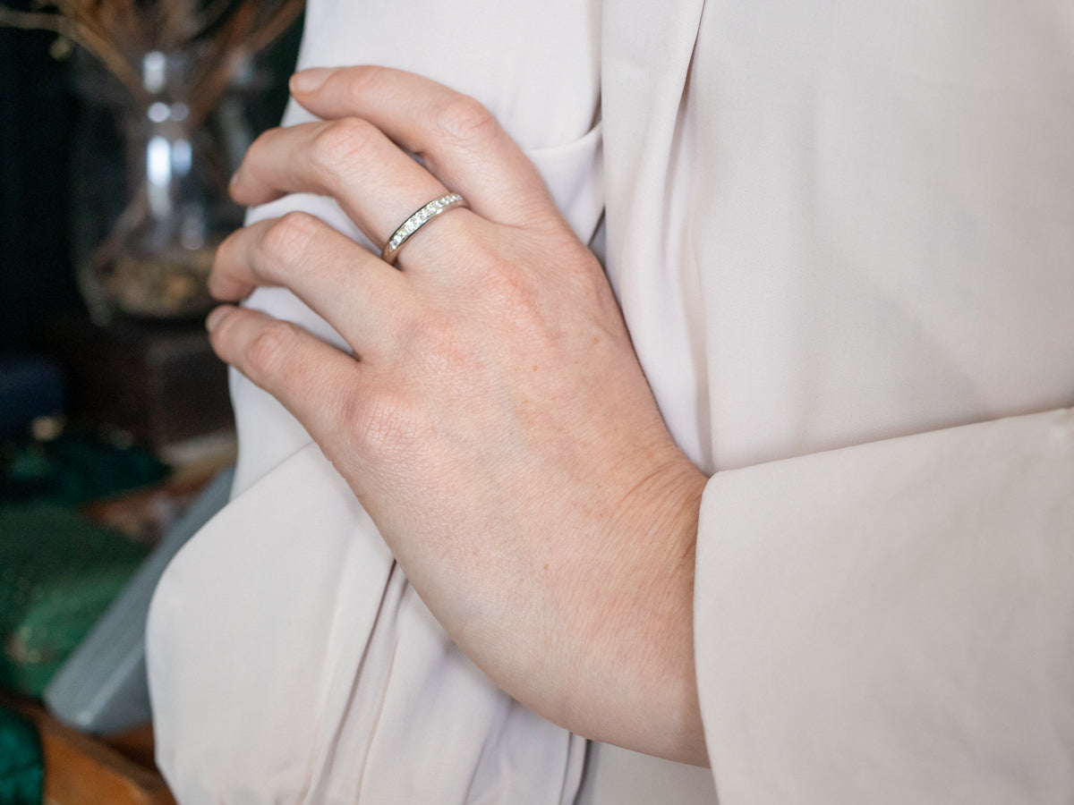 Alianza clásica de oro blanco con diamantes