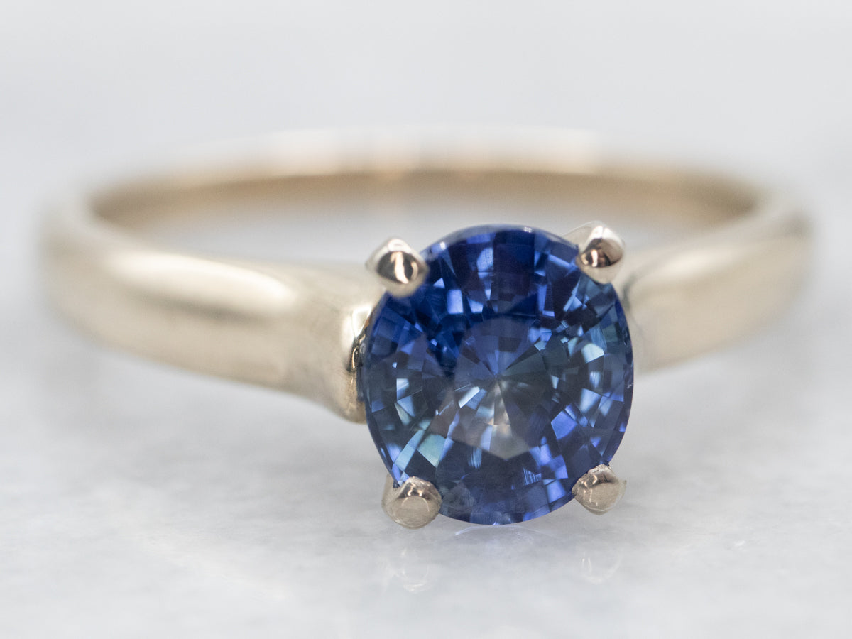 Anillo de compromiso con solitario de zafiro en oro blanco