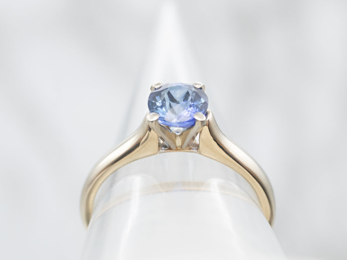Anillo de compromiso con solitario de zafiro en oro blanco