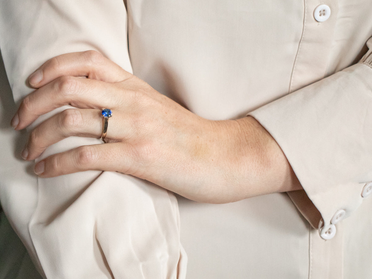 Anillo de compromiso con solitario de zafiro en oro blanco