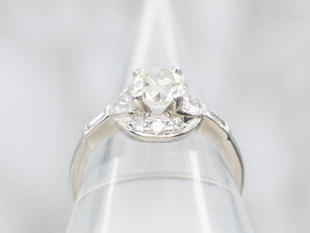 Anillo de compromiso de diamantes de talla Old Mine en platino con detalles de diamantes