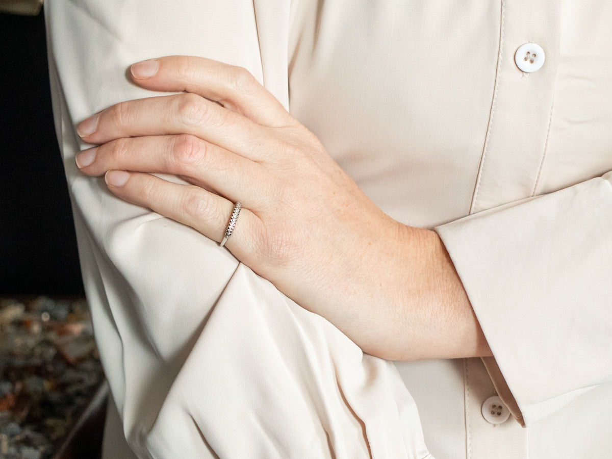 Alianza de boda de oro blanco con diamantes