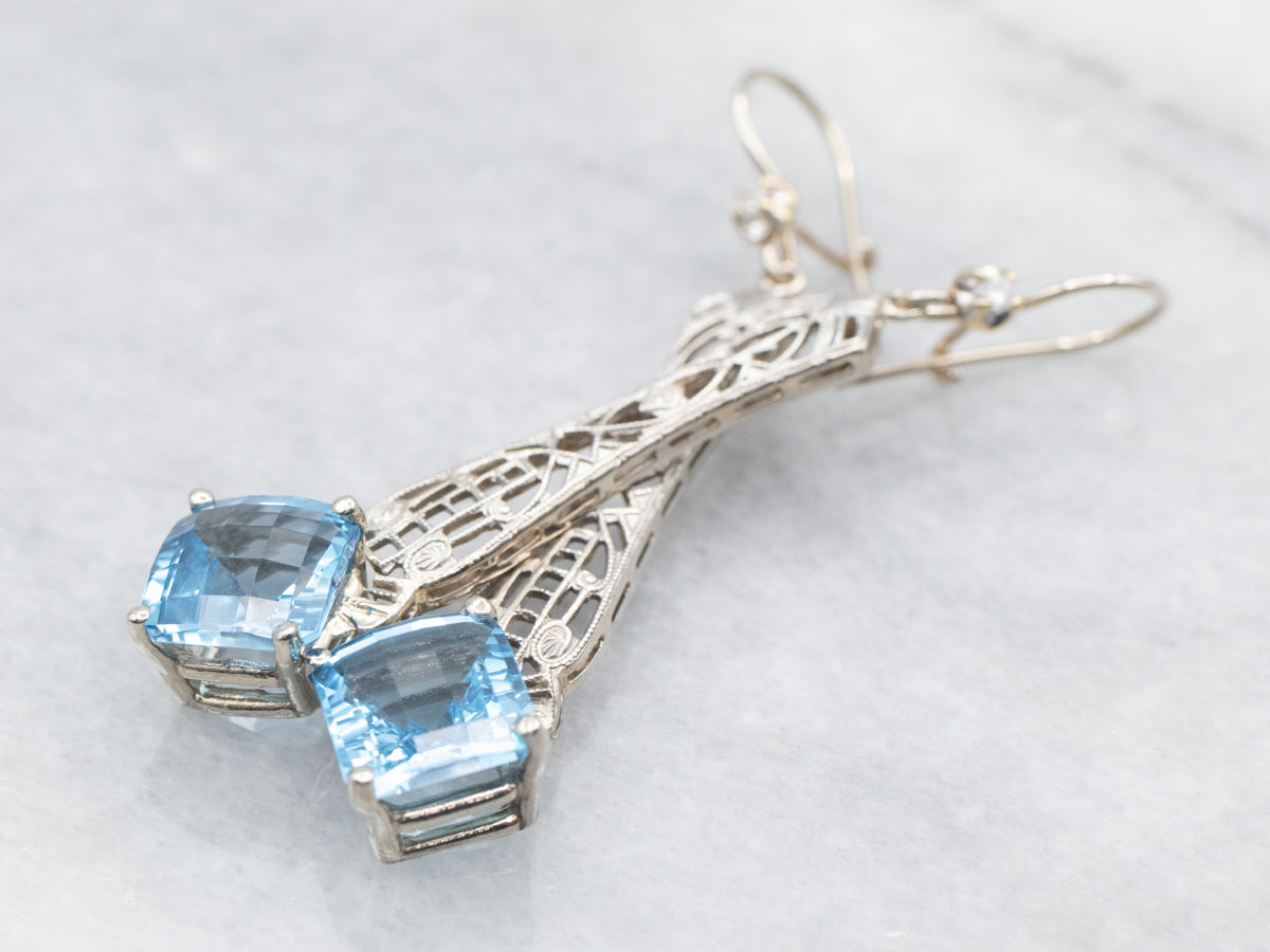 Pendientes colgantes de filigrana con topacio azul en oro blanco y detalles de diamantes