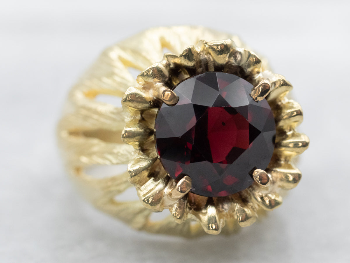 Anillo de oro amarillo con granate adornado