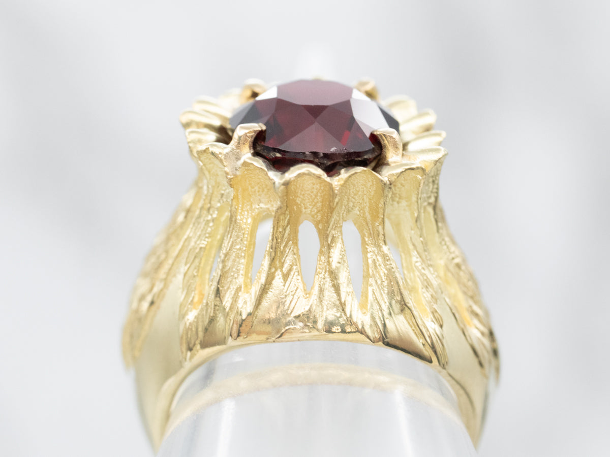 Anillo de oro amarillo con granate adornado