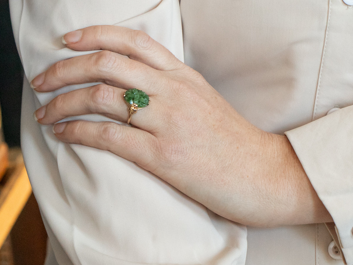 Anillo de cóctel de jade tallado floral vintage