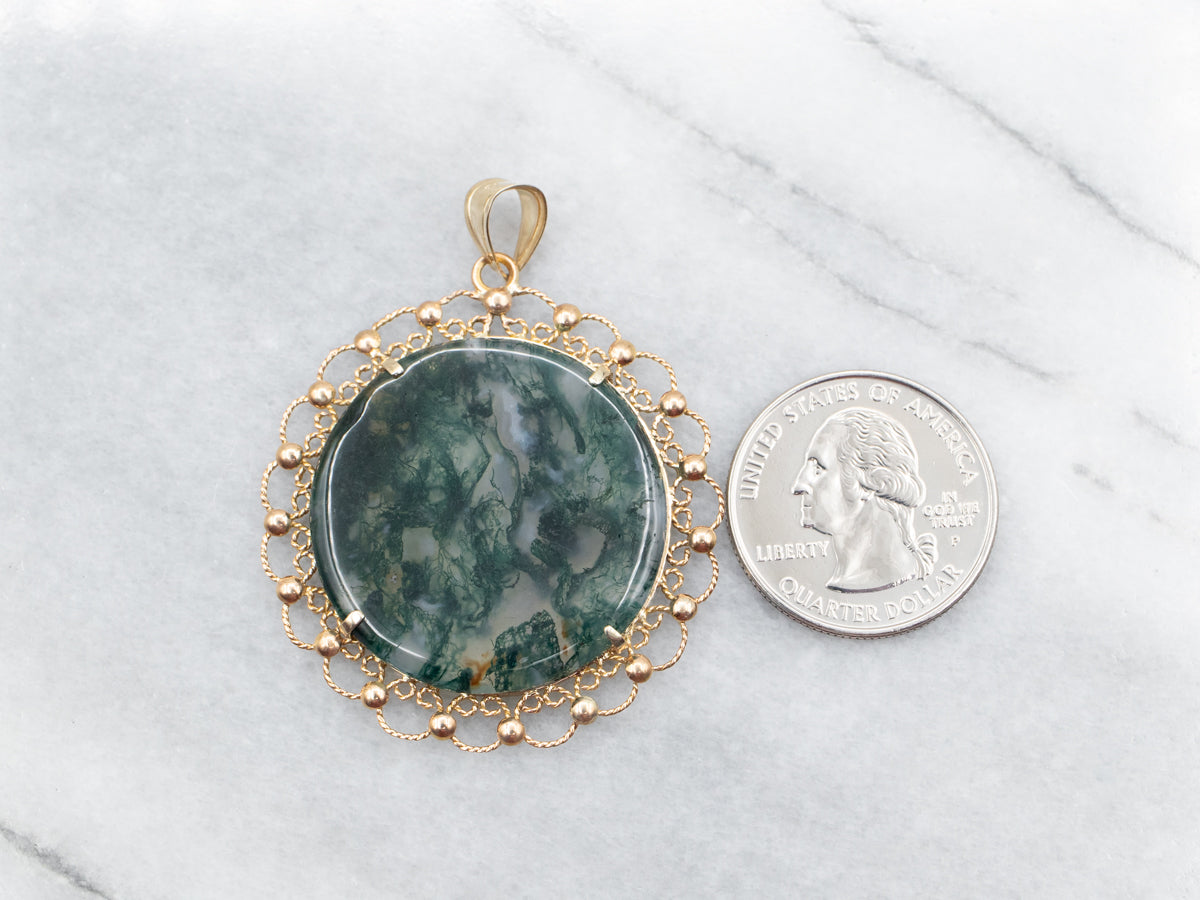 Colgante de ágata musgosa dorada con desplazamiento
