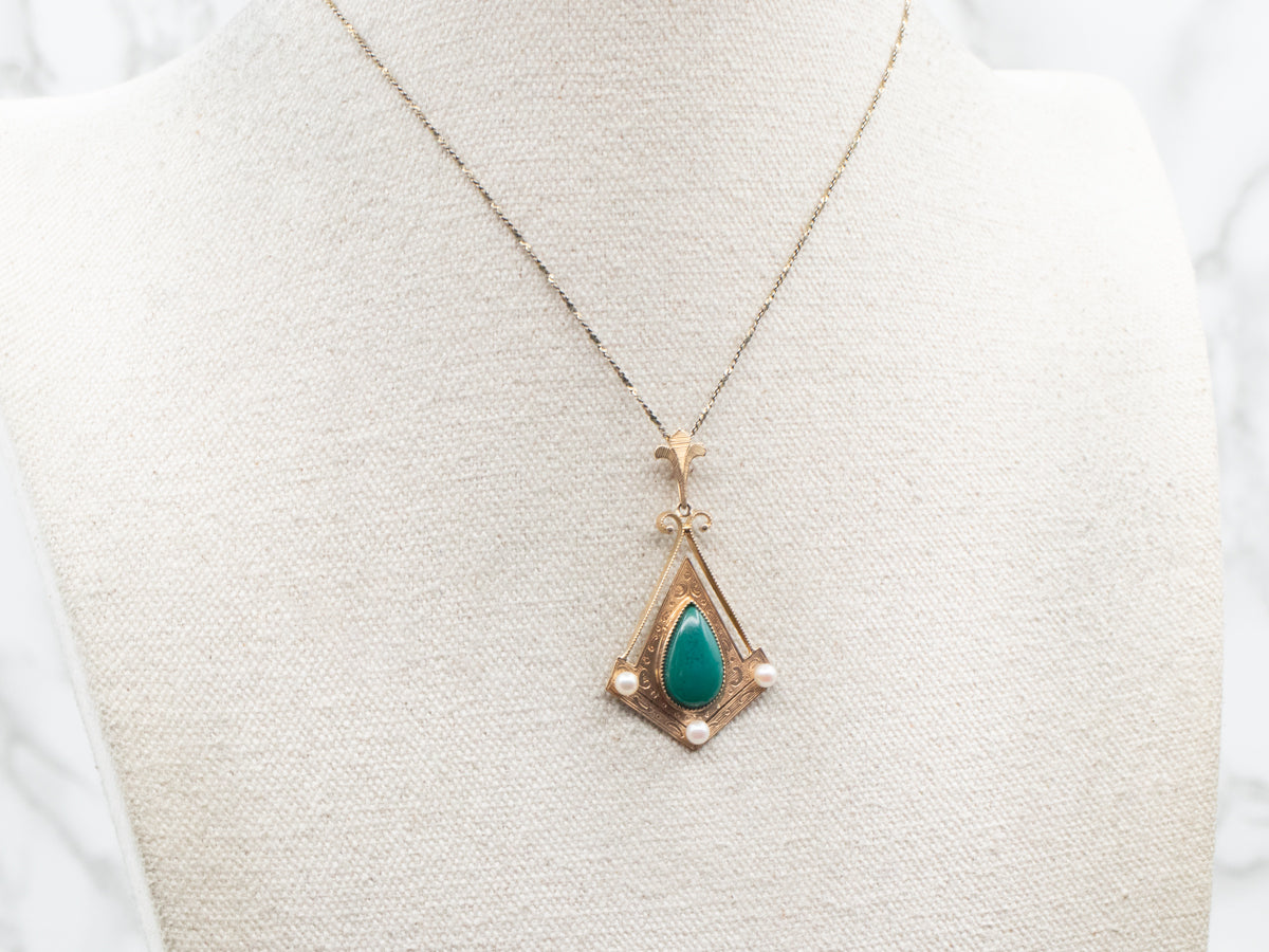 Colgante de ónix verde dorado grabado y perlas de semilla