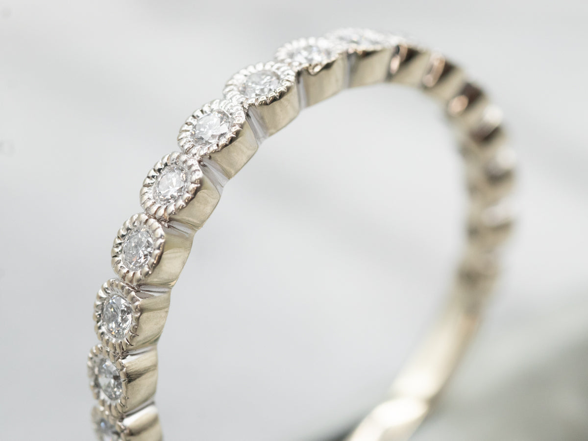 Alianza de boda de oro blanco con diamantes