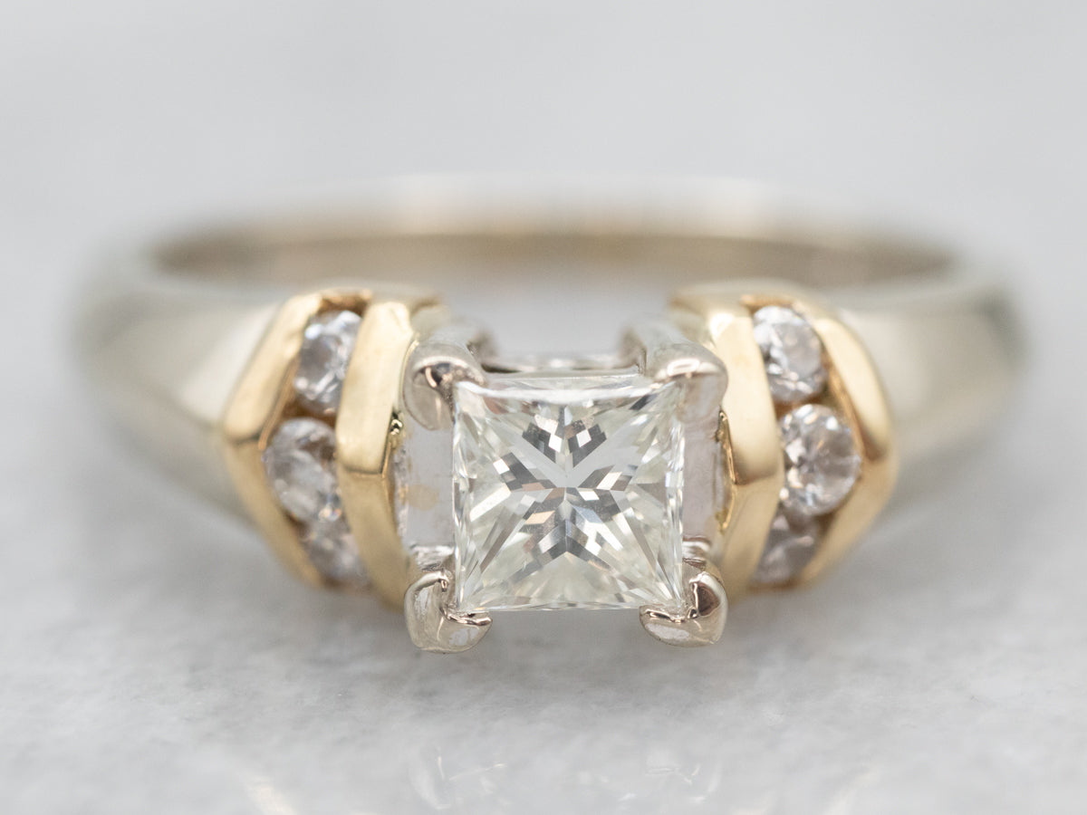 Anillo de compromiso de diamantes de talla princesa en dos tonos con detalles de diamantes