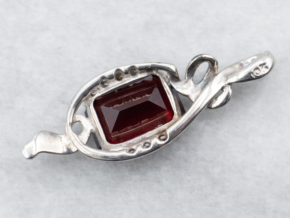 Colgante de granate piropo de oro blanco con detalles de diamantes
