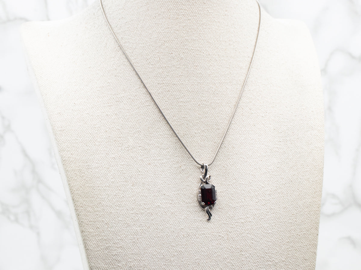 Colgante de granate piropo de oro blanco con detalles de diamantes