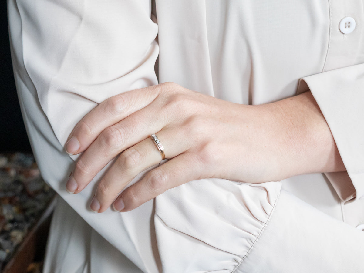 Alianza de bodas de diamantes en dos tonos