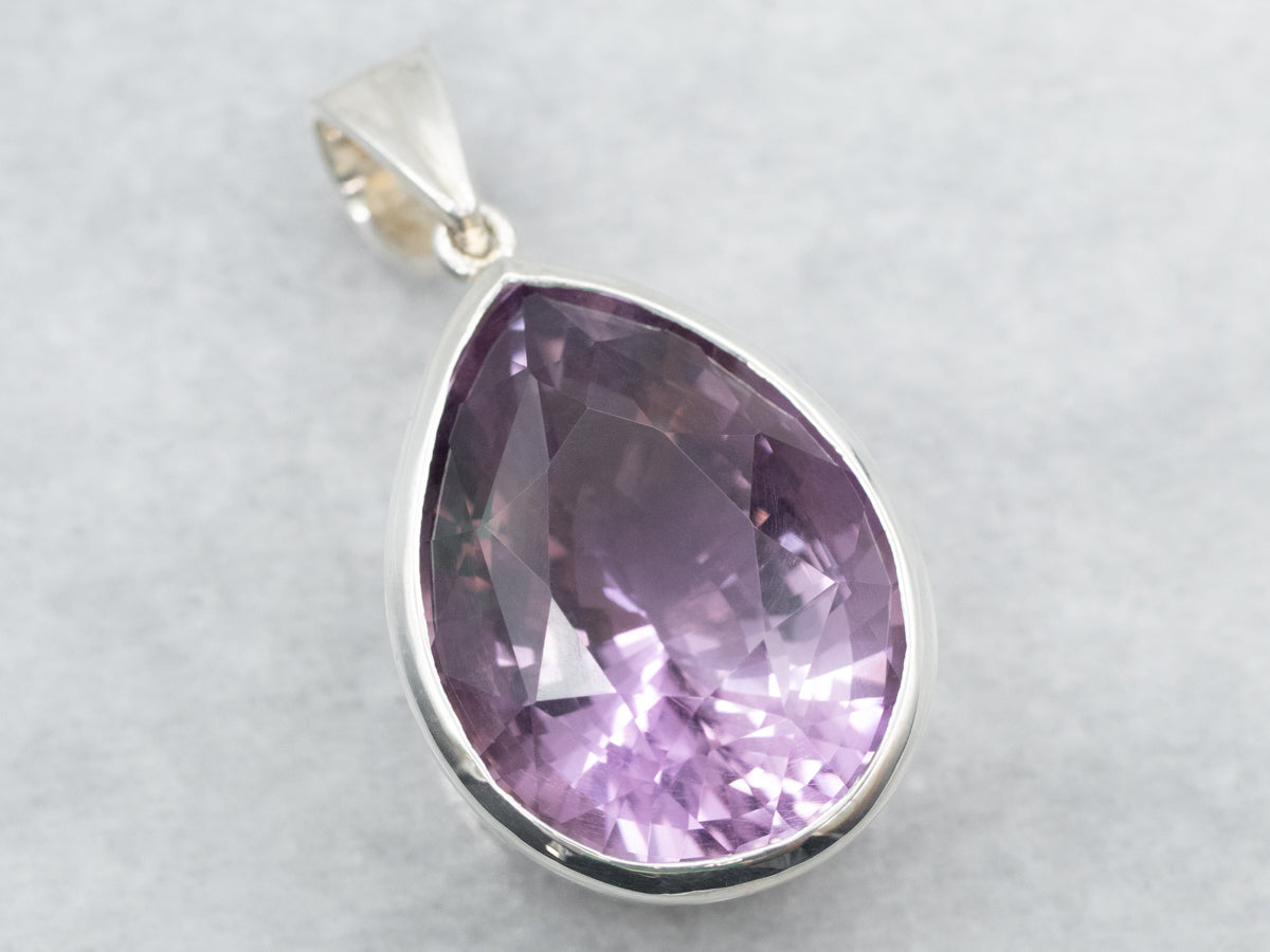 Colgante de amatista con engaste de bisel de talla pera de plata de ley