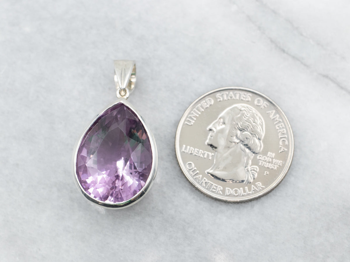 Colgante de amatista con engaste de bisel de talla pera de plata de ley
