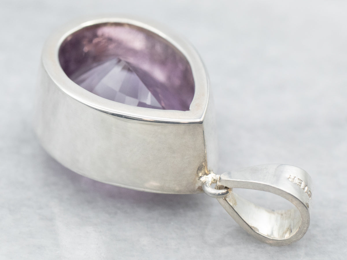 Colgante de amatista con engaste de bisel de talla pera de plata de ley