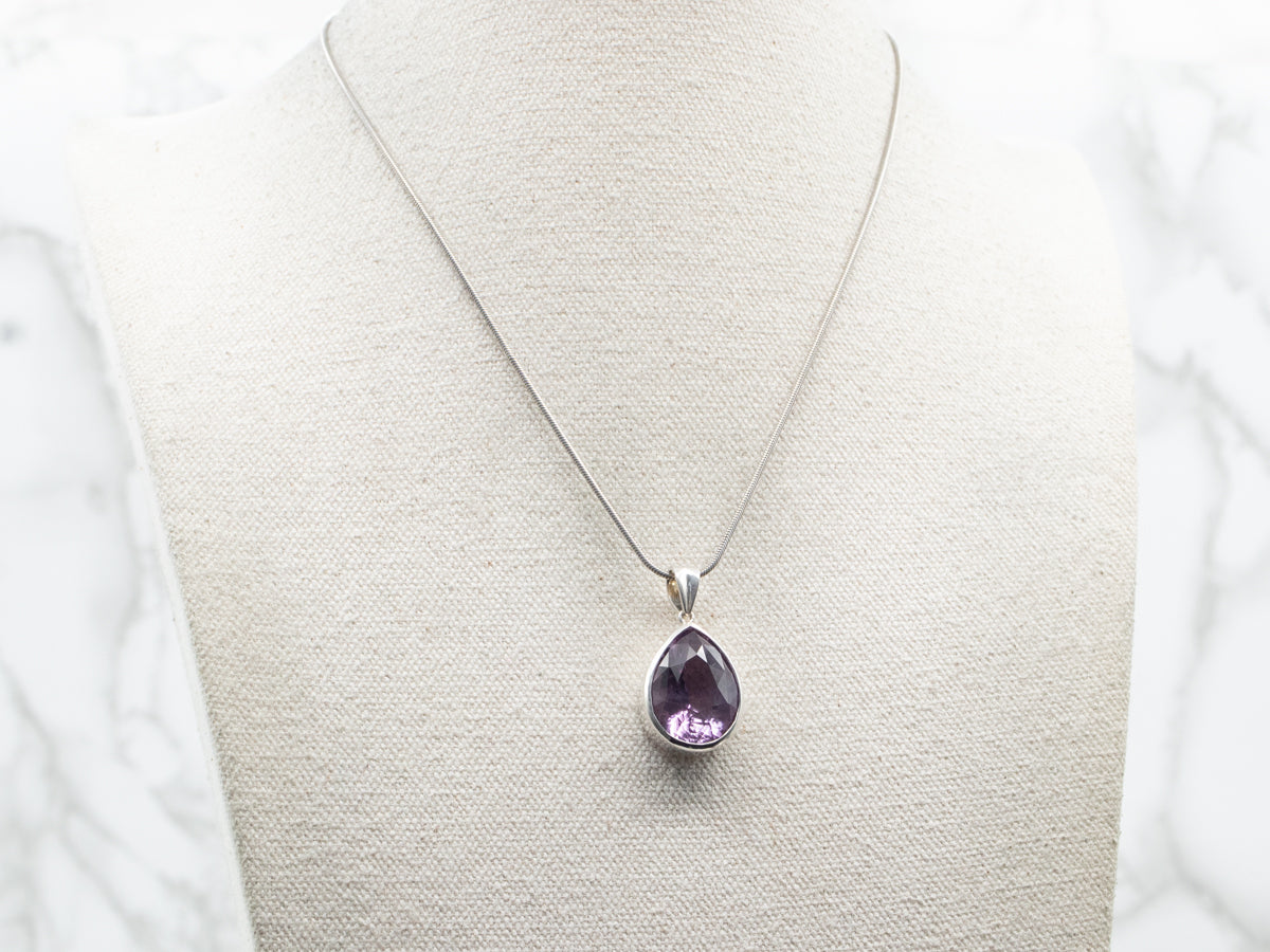 Colgante de amatista con engaste de bisel de talla pera de plata de ley