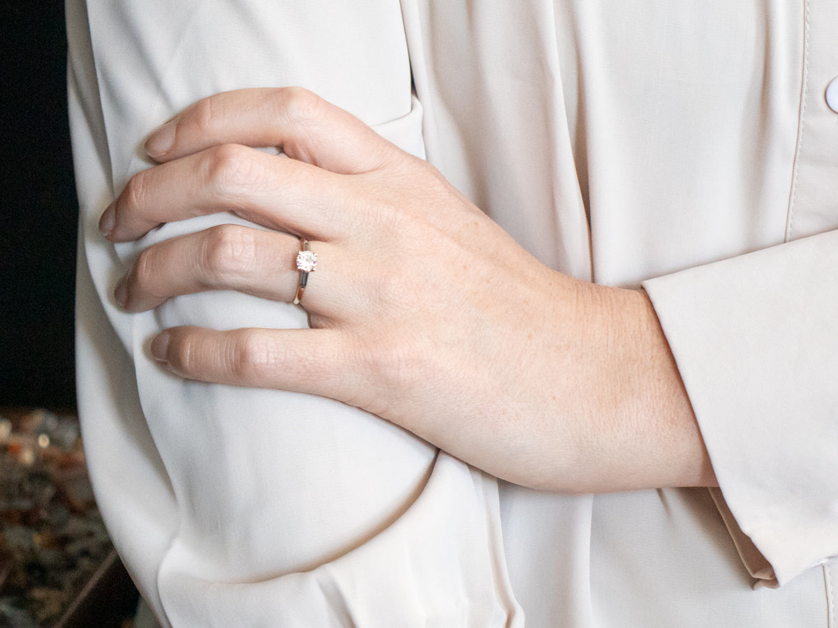 Anillo de compromiso con solitario de diamantes de talla europea de dos tonos