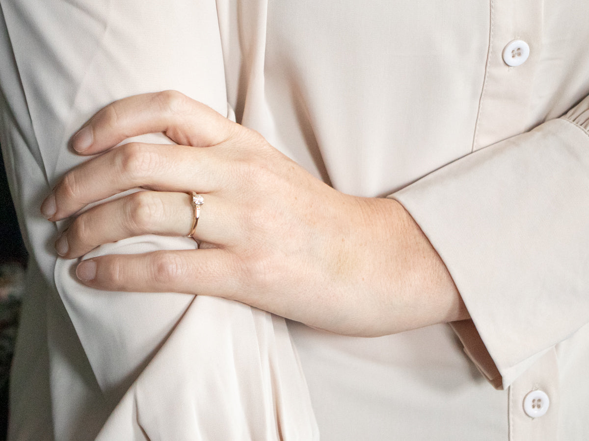 Anillo de compromiso con solitario de diamantes de la era retro