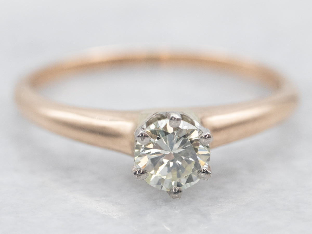 Anillo de compromiso con solitario de diamantes y metales mixtos