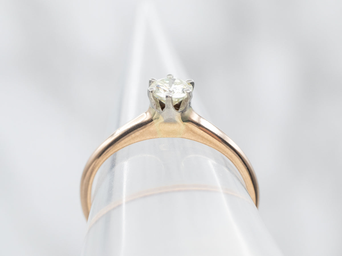 Anillo de compromiso con solitario de diamantes y metales mixtos