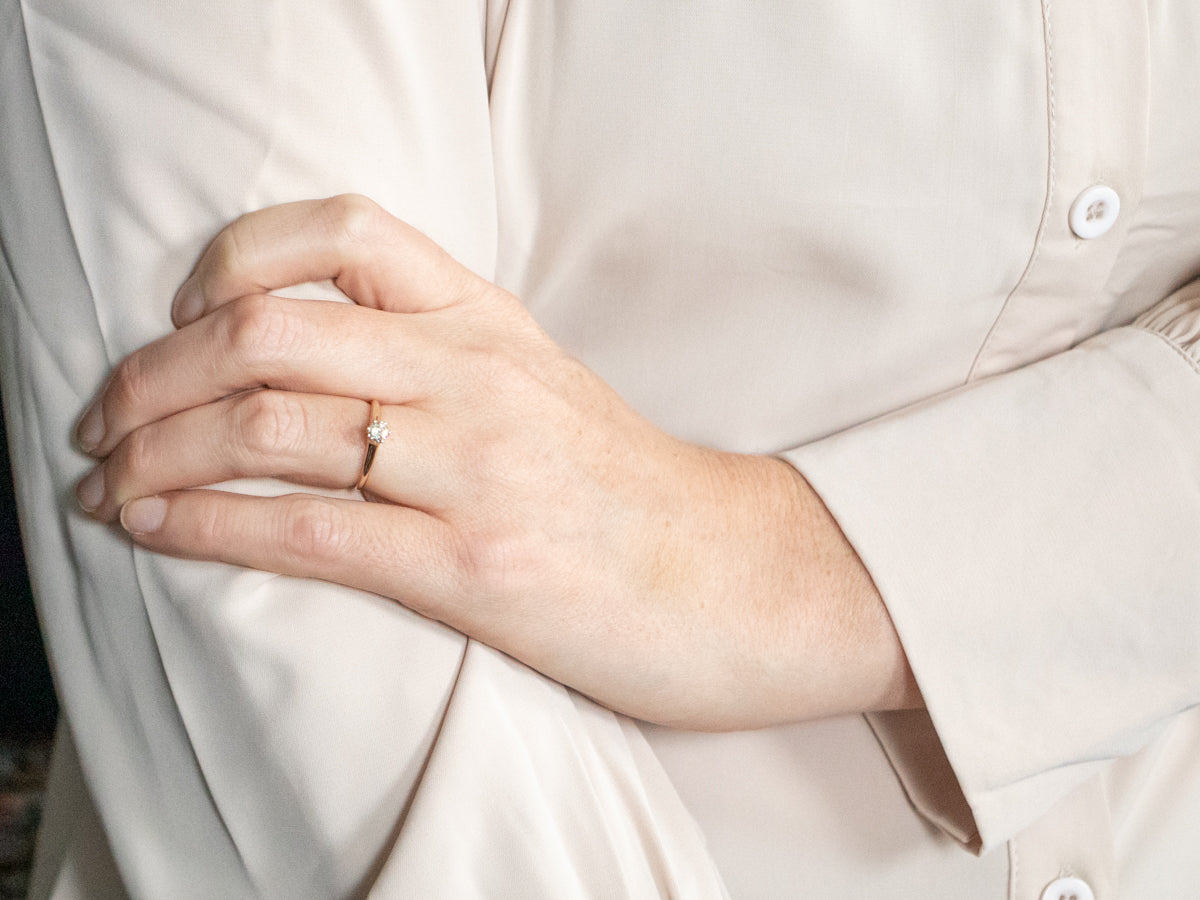 Anillo de compromiso con solitario de diamantes y metales mixtos