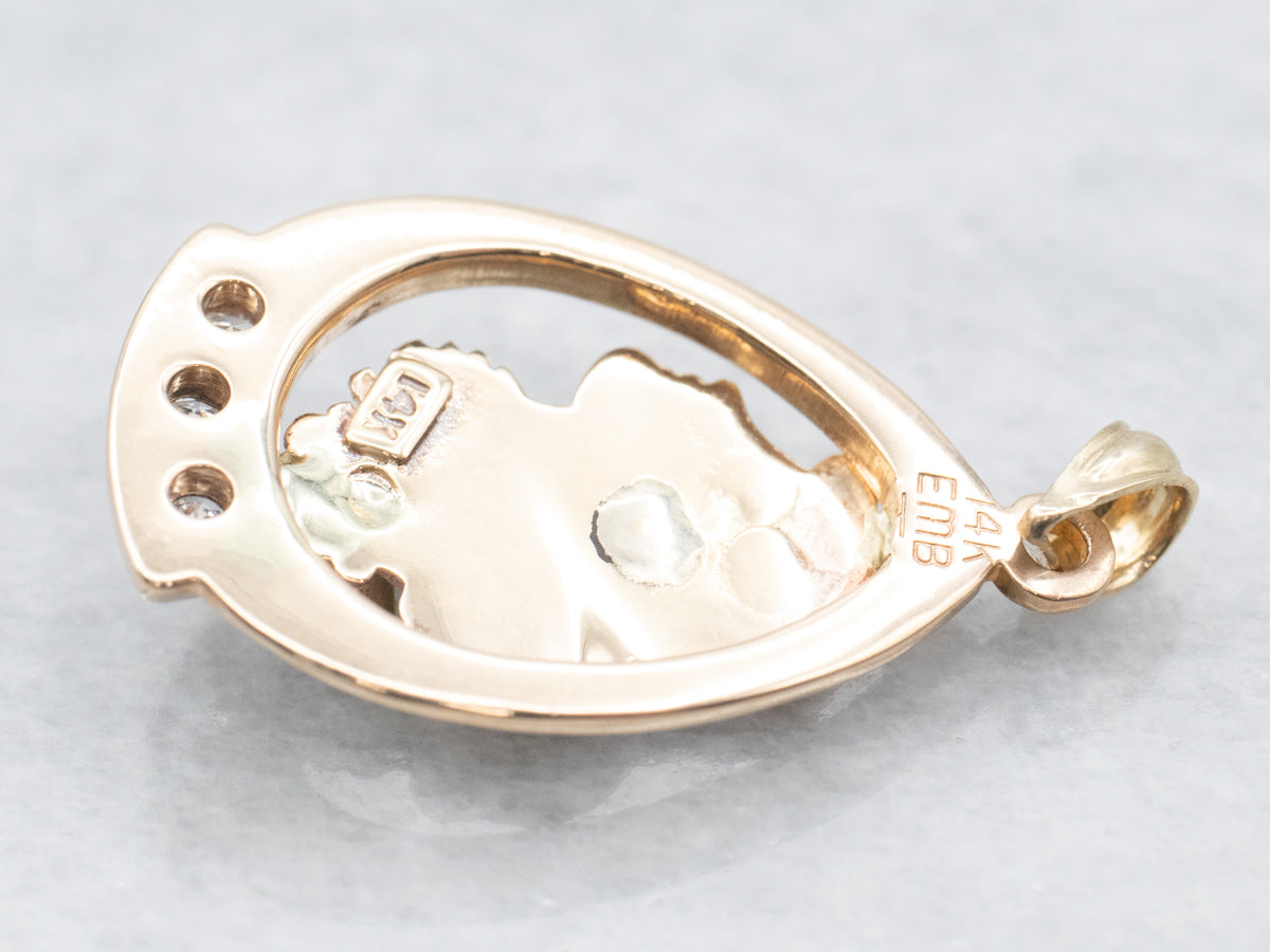 Colgante de perfil de dama en oro amarillo con detalles en esmeralda y diamantes