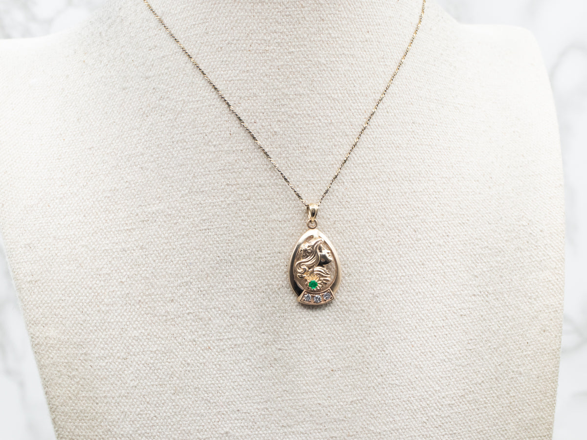 Colgante de perfil de dama en oro amarillo con detalles en esmeralda y diamantes