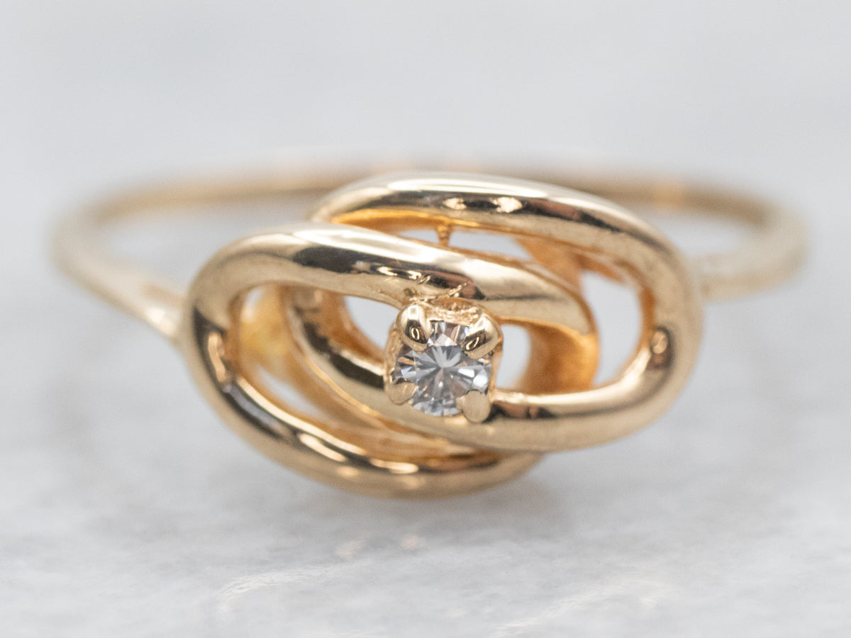 Anillo de nudo de oro amarillo con detalle de diamantes