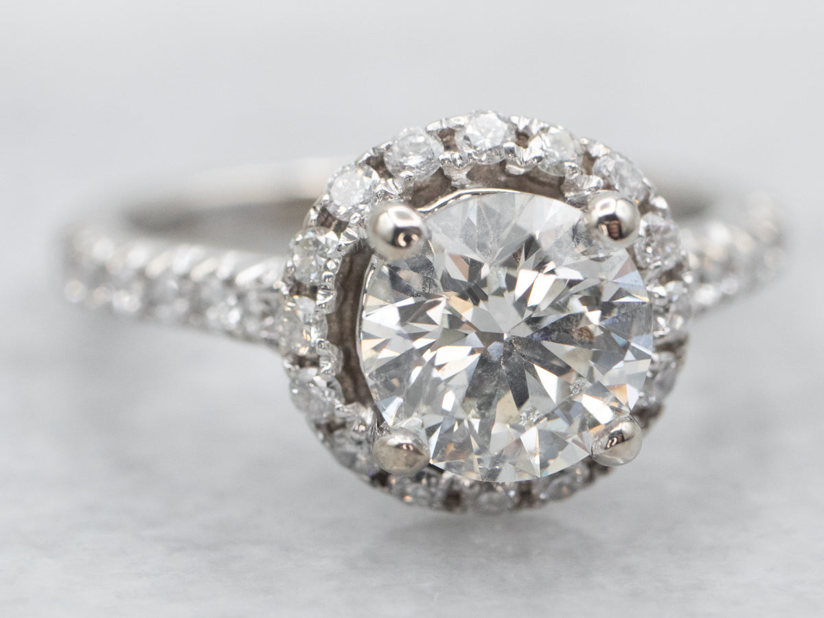 Anillo de compromiso moderno de diamantes en oro blanco con halo de diamantes