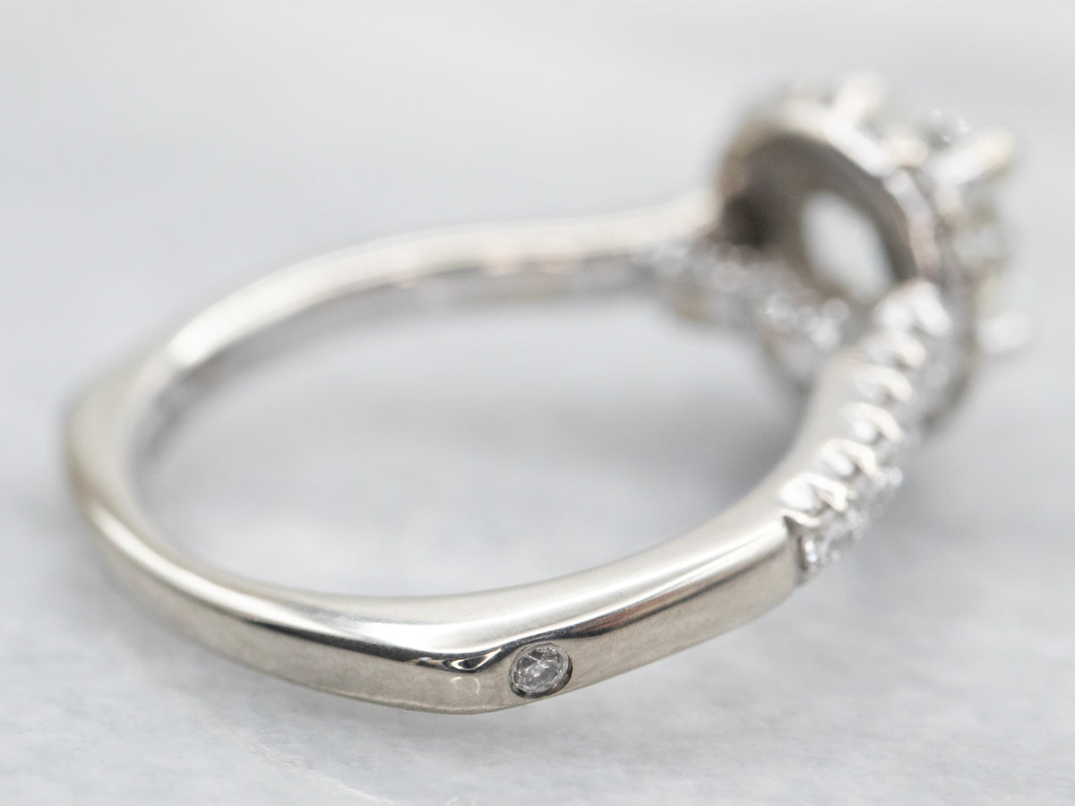 Anillo de compromiso moderno de diamantes en oro blanco con halo de diamantes