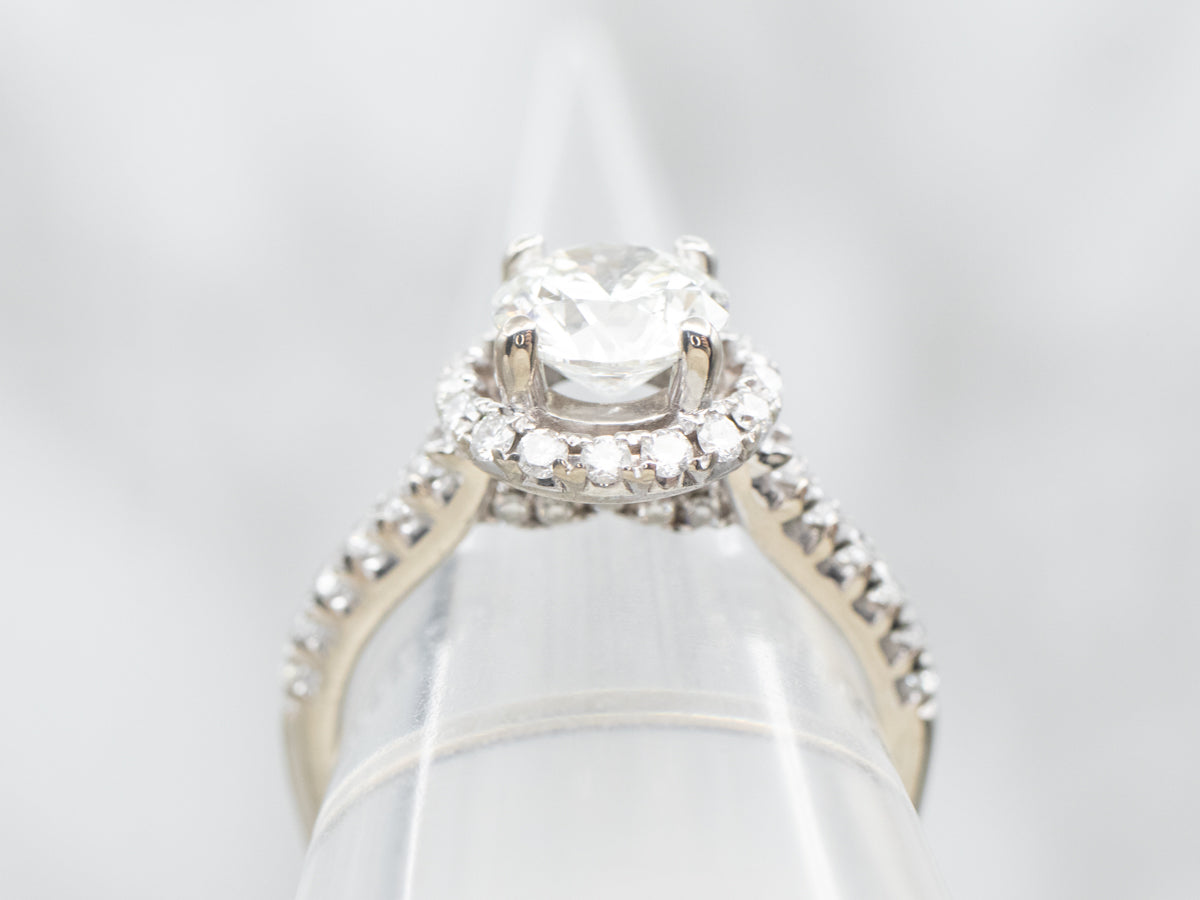 Anillo de compromiso moderno de diamantes en oro blanco con halo de diamantes