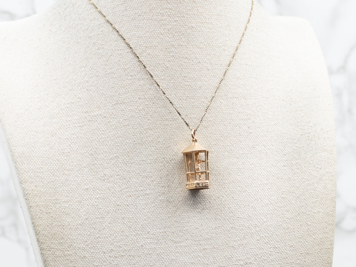 Encanto de director de tráfico vintage dorado "MANTÉNGASE A LA IZQUIERDA"