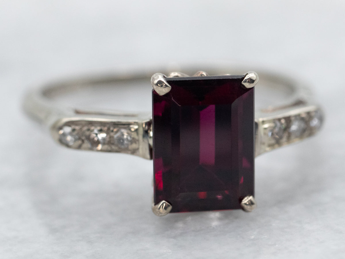 Anillo de diamantes y granate rodolita oscuro