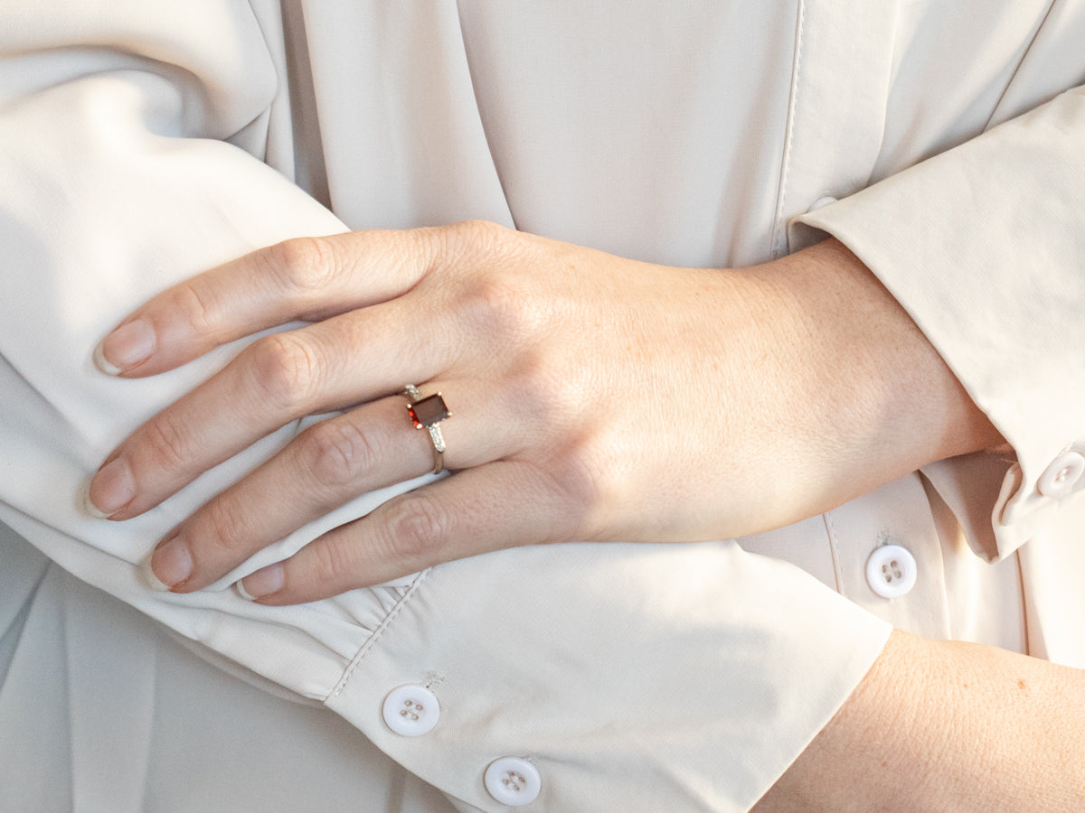 Anillo de diamantes y granate rodolita oscuro