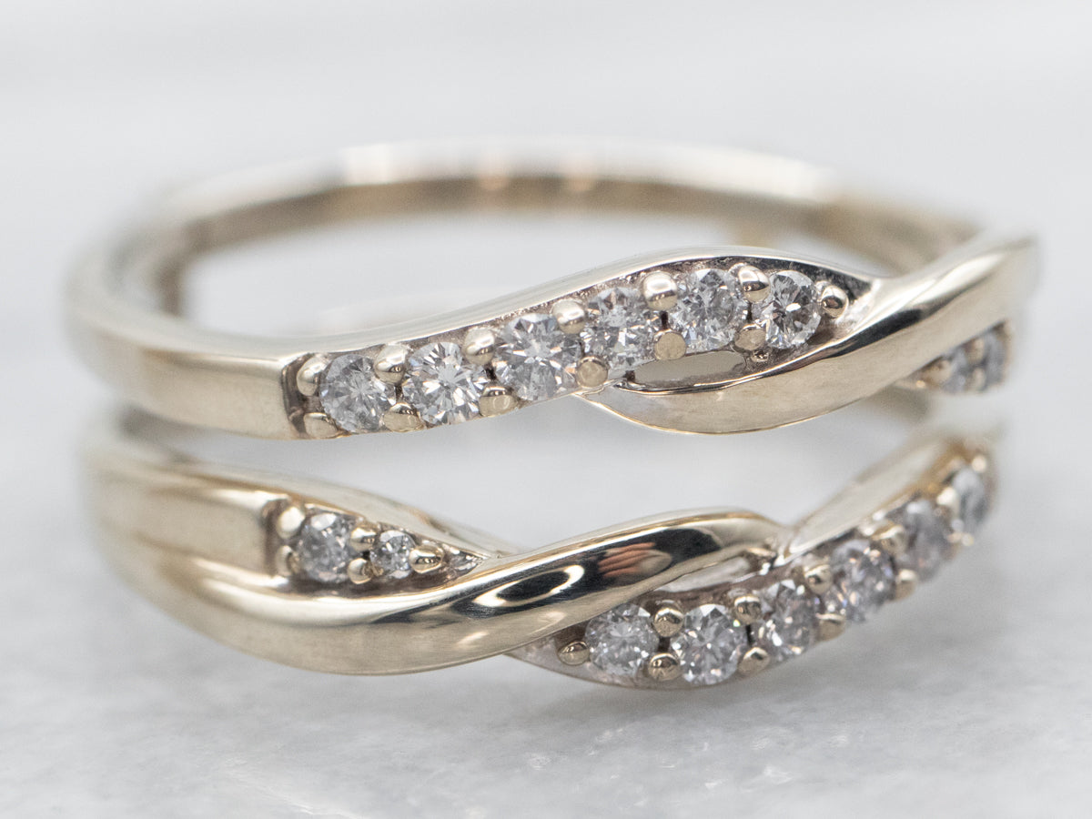 Alianza de boda con realce de diamantes trenzados en oro blanco