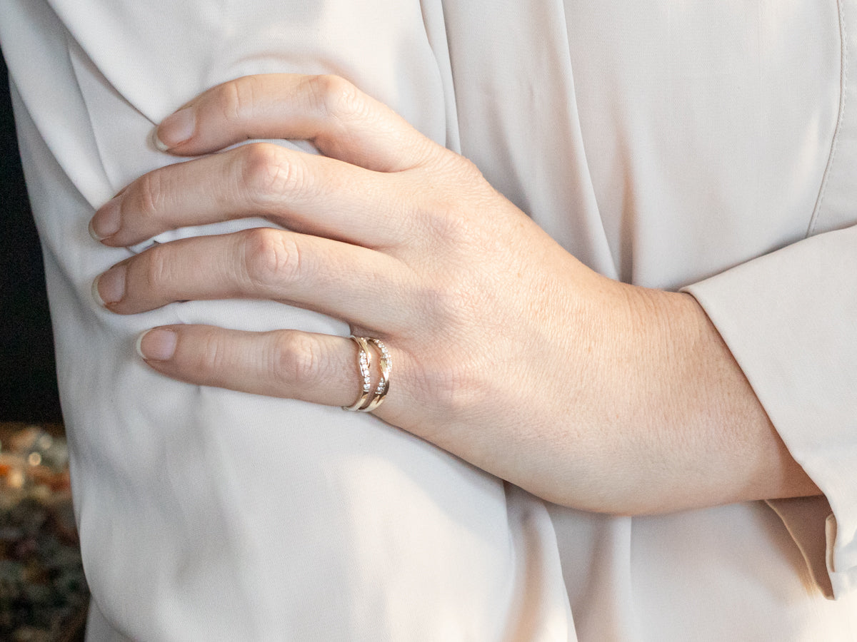 Alianza de boda con realce de diamantes trenzados en oro blanco