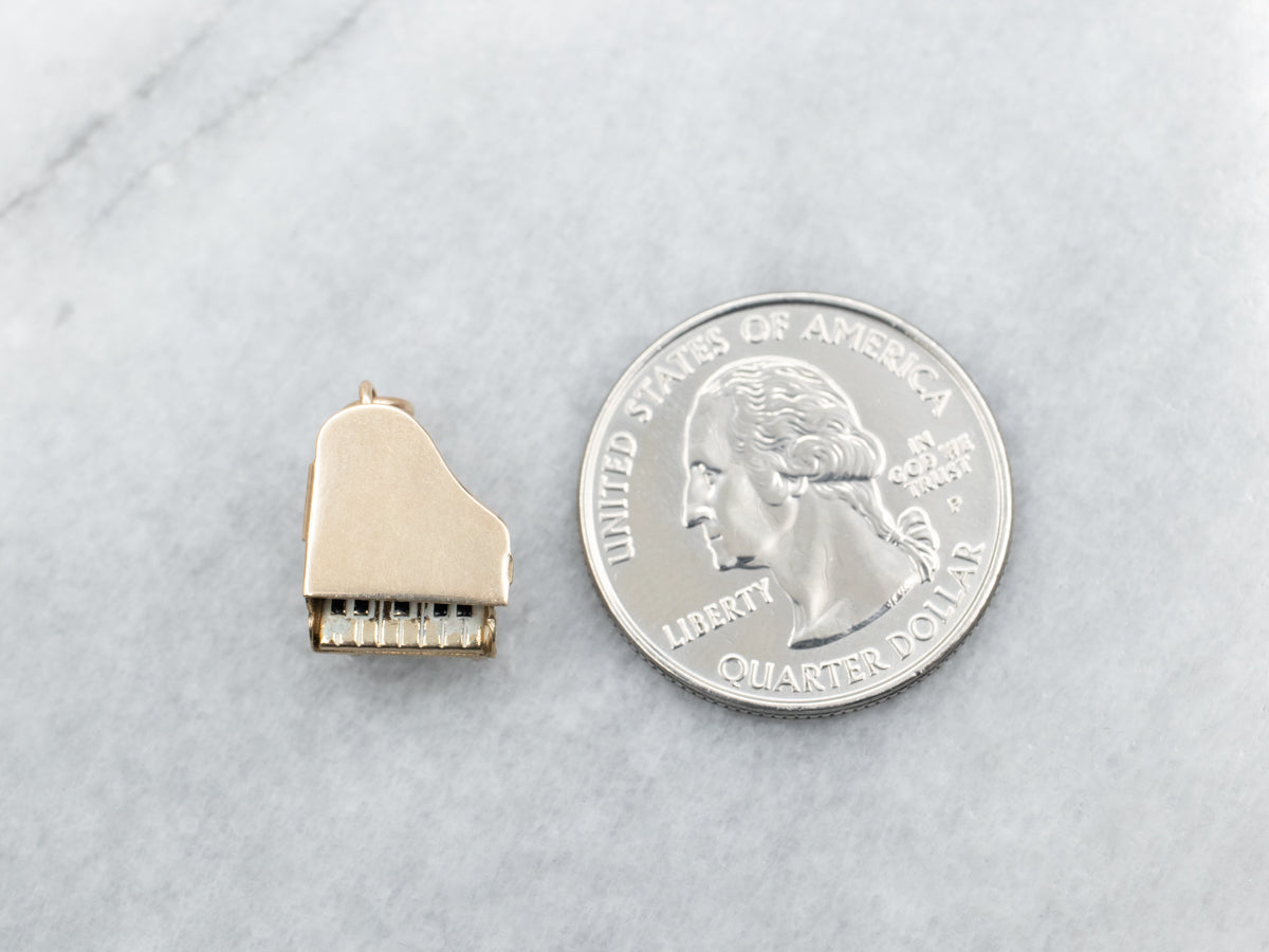 Charm de piano con apertura de esmalte blanco y negro en oro amarillo