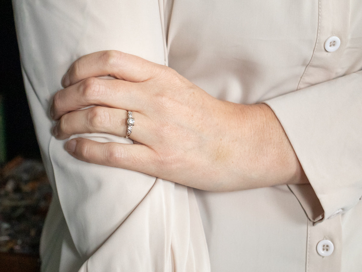 Anillo de compromiso de diamantes de dos tonos con detalles de diamantes