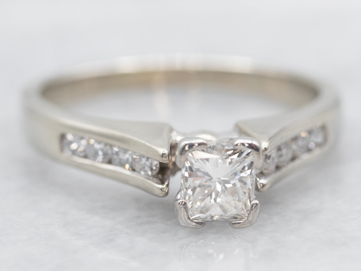 Anillo de compromiso de diamantes y metales mixtos con hombros de diamantes